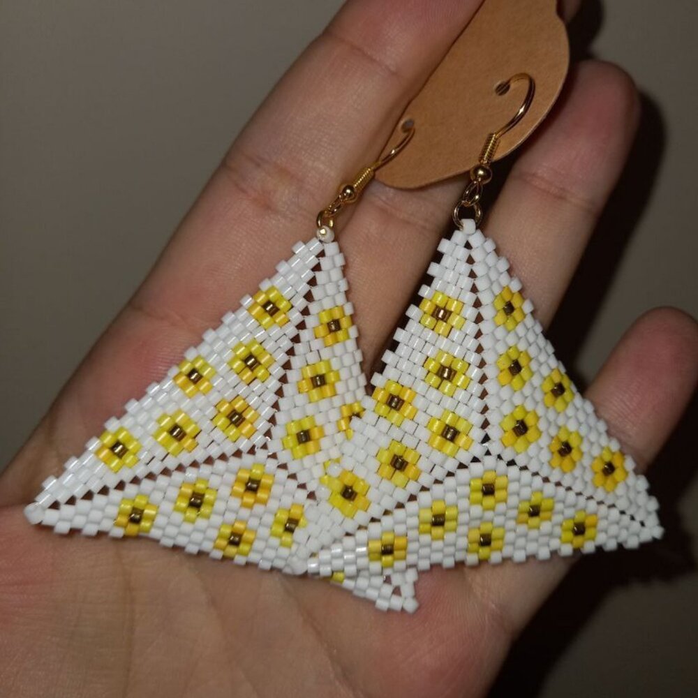 ✨ New Handmade Earrings with yellow flowers – Peyote Triangle Style ✨